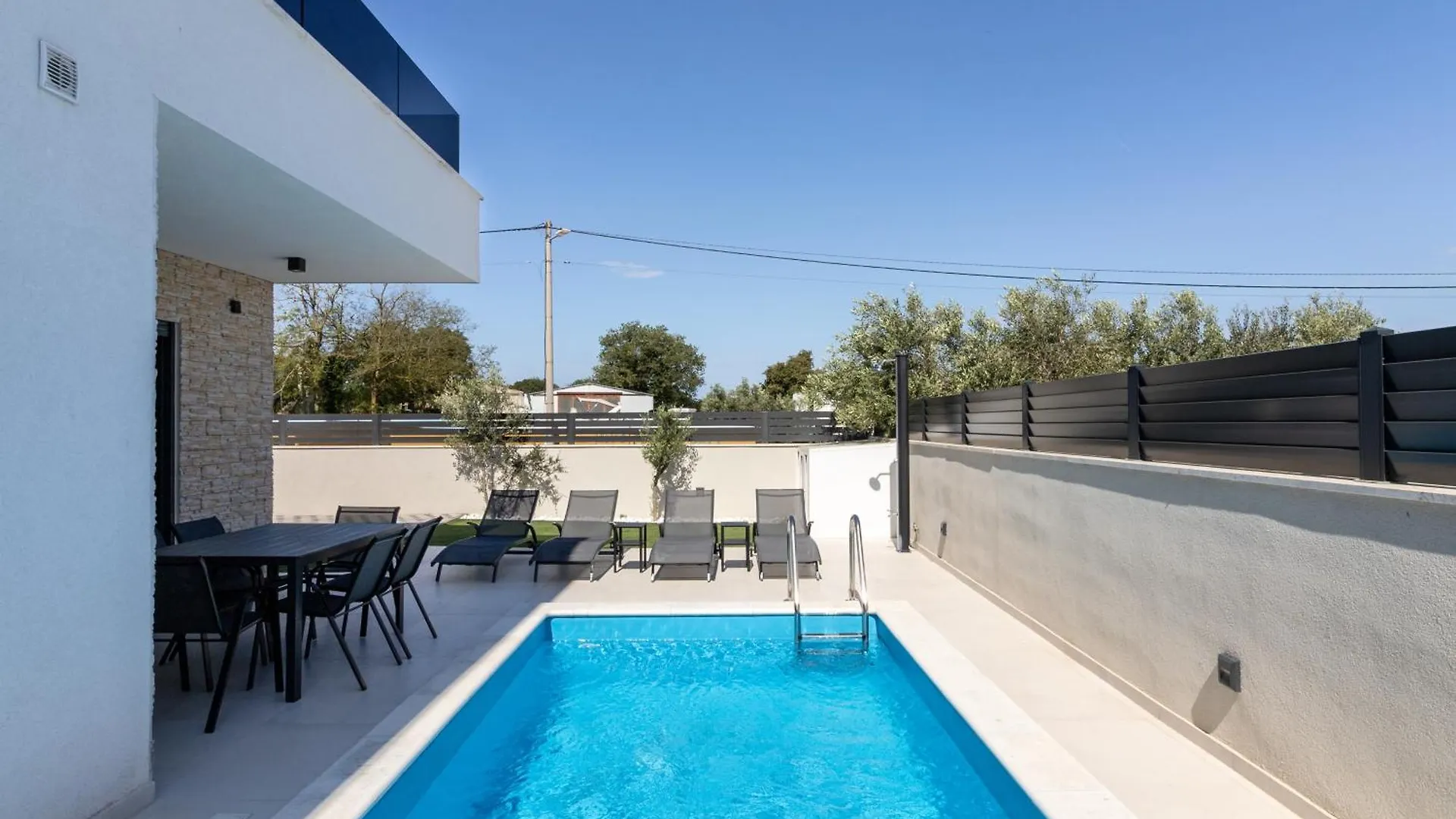 Villa Matea Sisan 0*,