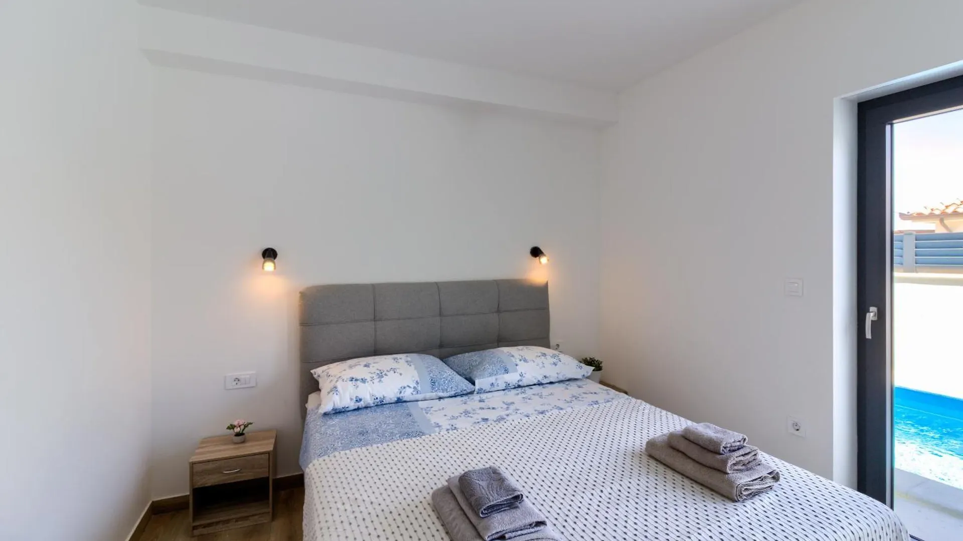 Villa Matea Sisan 0*,